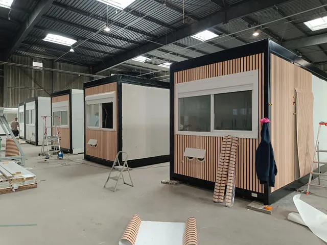 Série de modules en cours d'habillage effet bois dans l'atelier ModulSkin