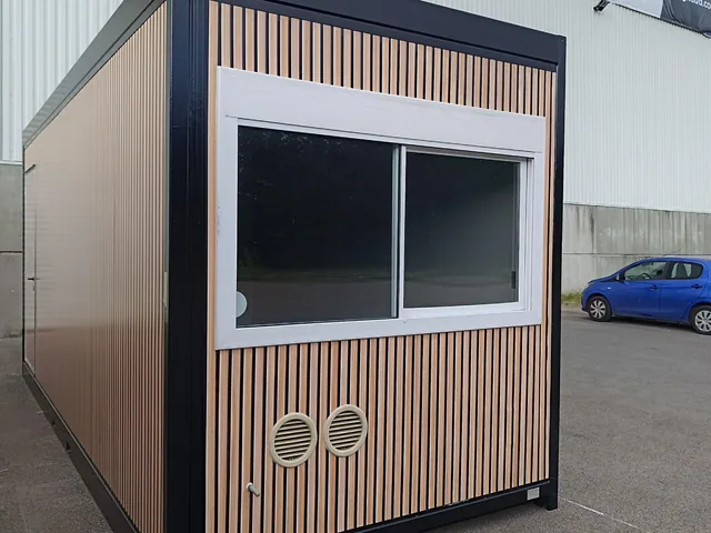 Bureau modulaire habillé d'un bardage rigide effet bois à lames verticales