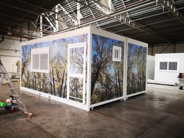 Module préfabriqué habillé d'un décor imprimé grand format représentant une forêt