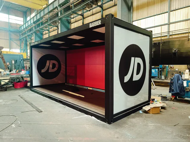 Module préfabriqué habillé aux couleurs d'une enseigne de sport, ouvert en showroom